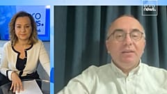 Ο αντιπρύτανης του Πανεπιστημίου Kantir Has, Mitat Çelikpala, συνομιλεί με τη δημοσιογράφο του euronews, Φαίη Δουλγκέρη