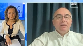 Ο αντιπρύτανης του Πανεπιστημίου Kantir Has, Mitat Çelikpala, συνομιλεί με τη δημοσιογράφο του euronews, Φαίη Δουλγκέρη