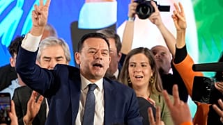 Luís Montenegro, líder de la Alianza Democrática, celebrando la victoria de su formación política en las elecciones de Portugal, en Lisboa, el lunes 11 de marzo de 2024.