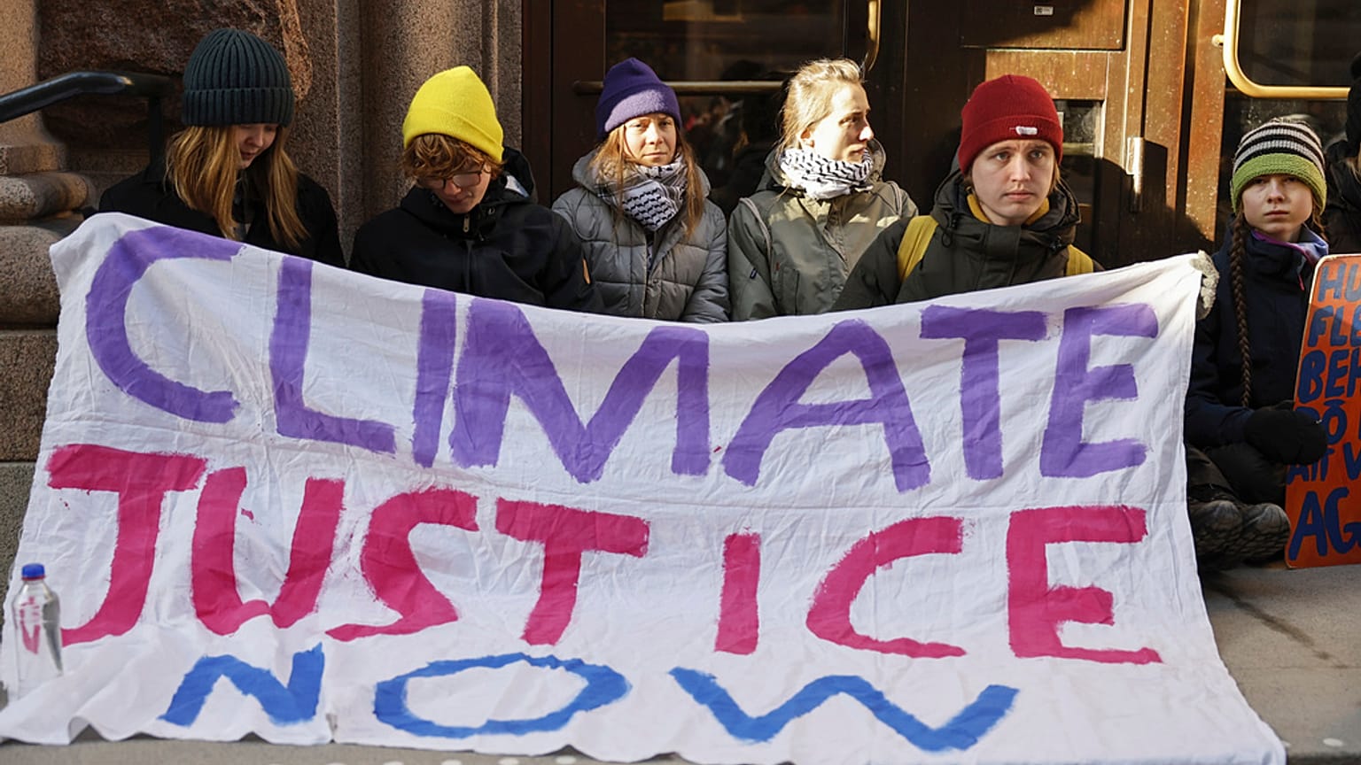 L'attivista per il clima, Greta Thunberg (terza da sinistra), e altri manifestanti bloccano l'ingresso del Parlamento svedese durante una protesta a Stoccolma (11 marzo 2024)