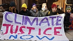 Greta Thunberg e outros ativistas climáticos bloqueiam entrada do Parlamento sueco