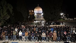 صلاة التراويح أمام المسجد الأقصى