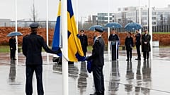 Der schwedische Ministerpräsident Ulf Kristersson spricht während einer Zeremonie im NATO-Hauptquartier in Brüssel.