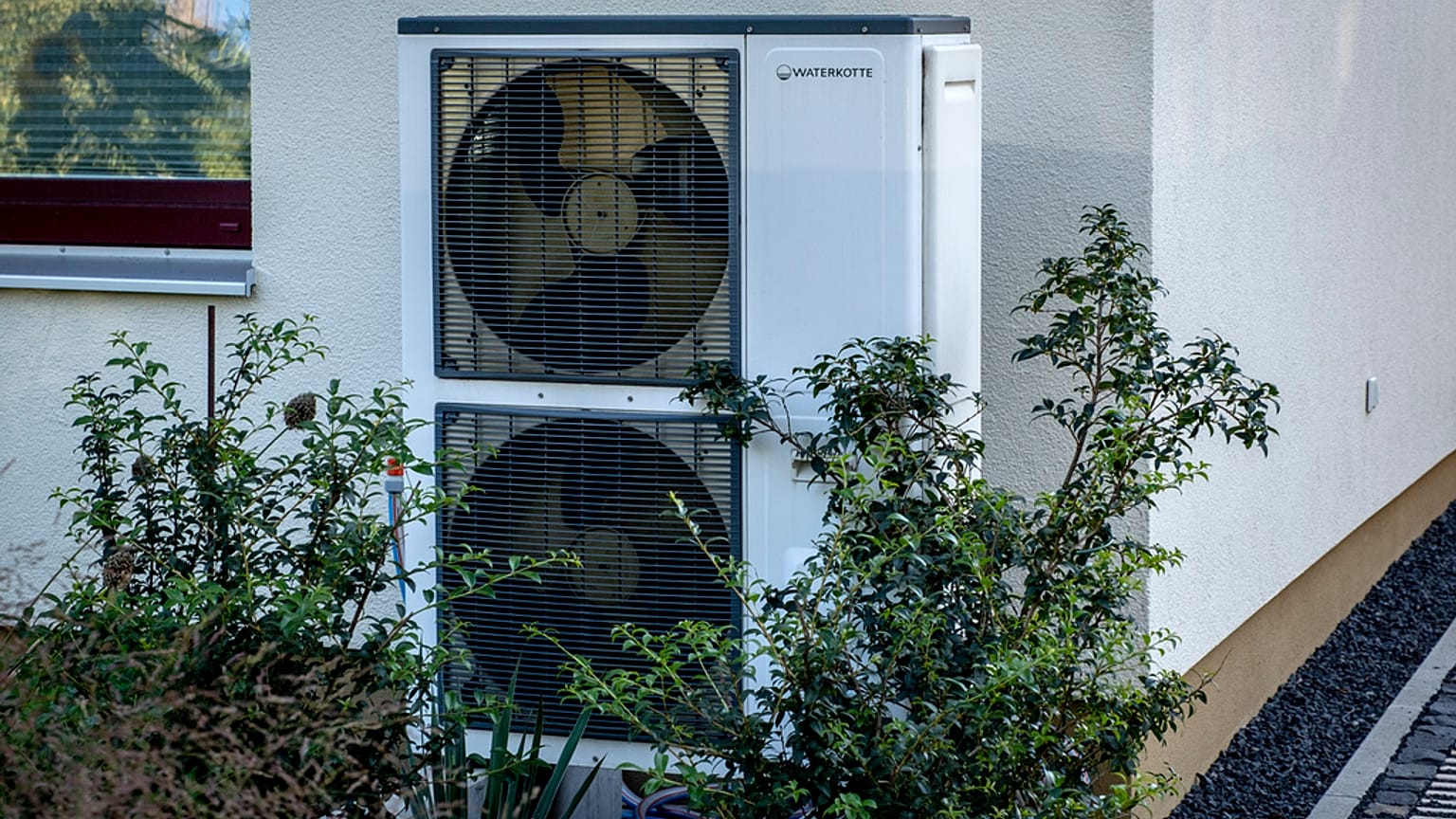 L'allentamento delle norme inglesi che regolano l'installazione di pompe di calore, pannelli solari e doppi vetri negli edifici tutelati interesserà poco meno di 3 milioni di proprietà.