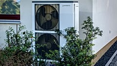 A flexibilização, em Inglaterra, das regras que regem a instalação de bombas de calor, painéis solares e vidros duplos em edifícios classificados irá afetar cerca de 3 milhões de propriedades.