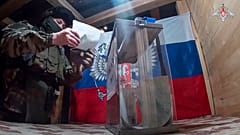 Ein Soldat nimmt an der vorzeitigen Stimmabgabe in der von Russland besetzten Region Donezk teil, 6. März 2024.
