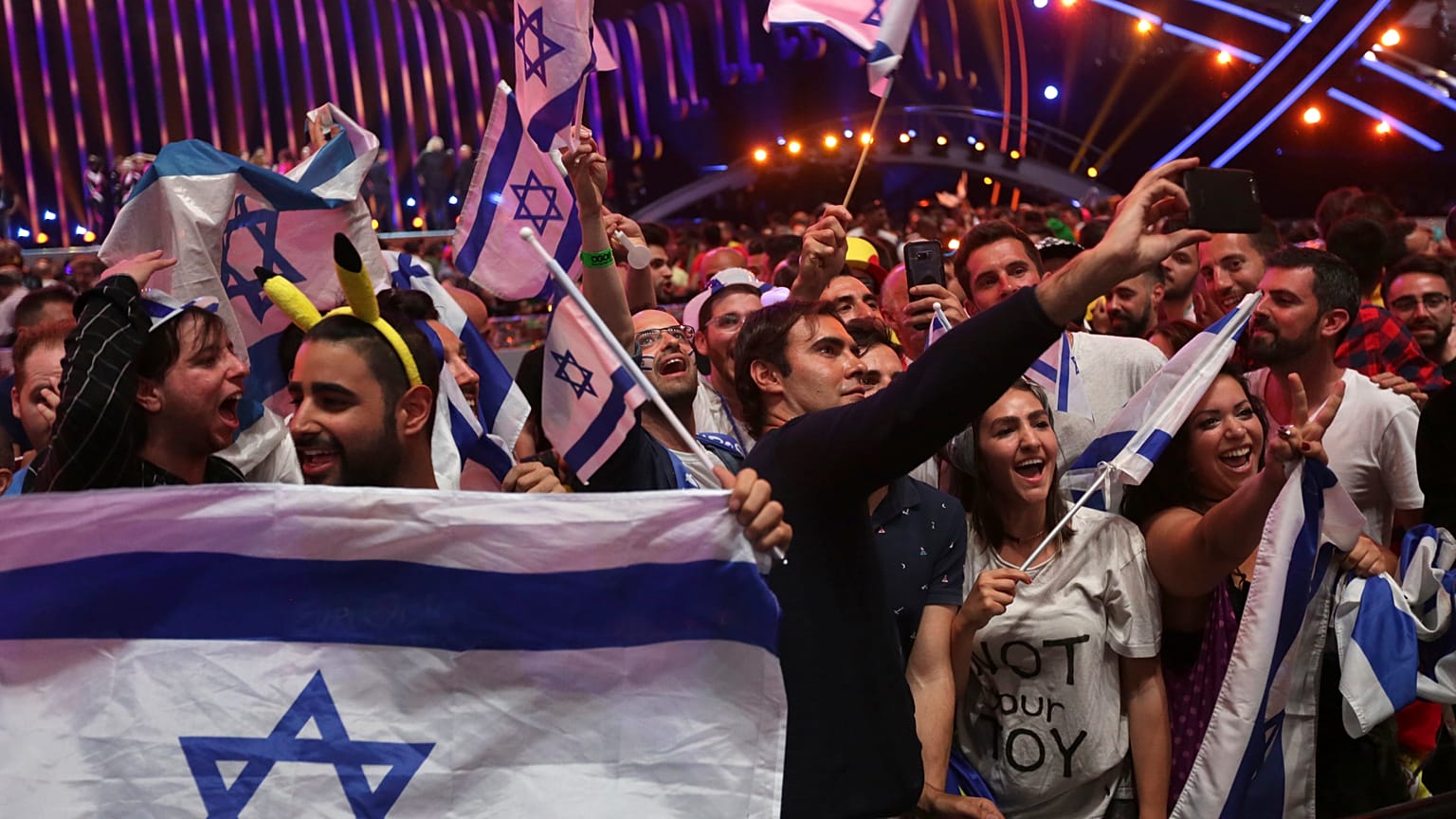Los aficionados israelíes celebran después de que Netta de Israel ganó la competencia en Lisboa, Portugal, el 13 de mayo de 2018, durante la gran final de Eurovisión.