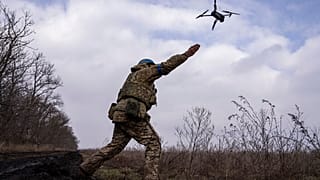 Drónt indító ukrán katona 2023. február 22-én