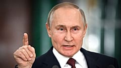 El presidente ruso, Vladímir Putin, gesticula mientras habla en una rueda de prensa tras una reunión del Consejo de Estado en el Kremlin en Moscú, Rusia, el 22 de diciembre de 2022.