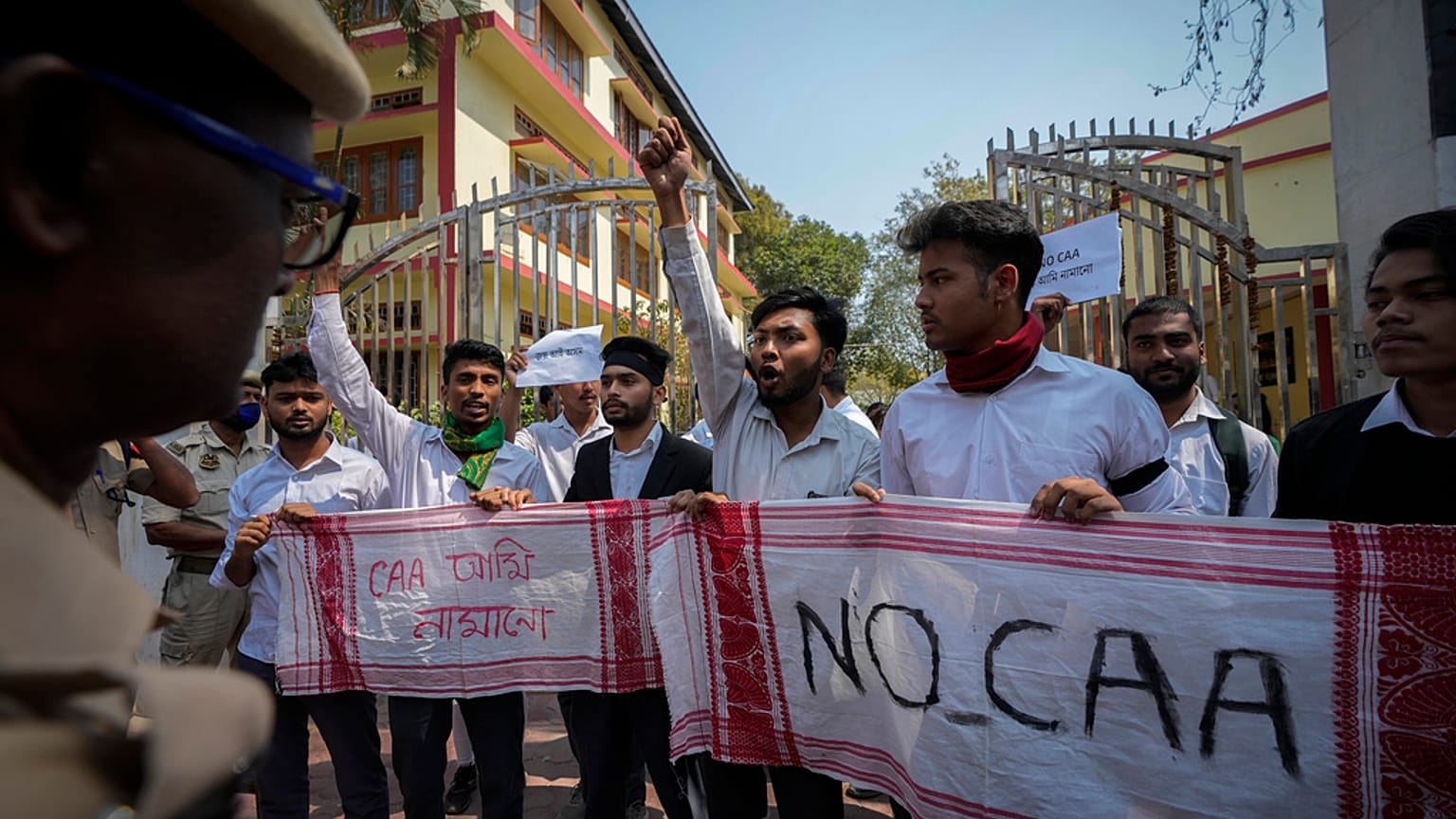 Öğrenciler, Hindistan'ın Guwahati kentinde Vatandaşlık Değişiklik Yasasını (CAA) protesto etti. 12 Mart 2024 