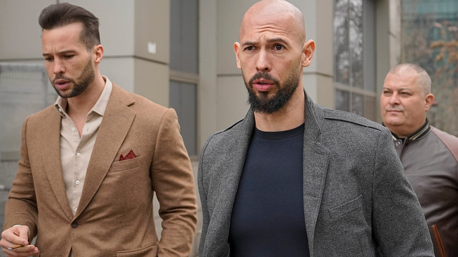 Tristan és Andrew Tate a bukaresti bíróság előtt 2024 februárjában