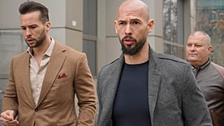 Tristan és Andrew Tate a bukaresti bíróság előtt 2024 februárjában