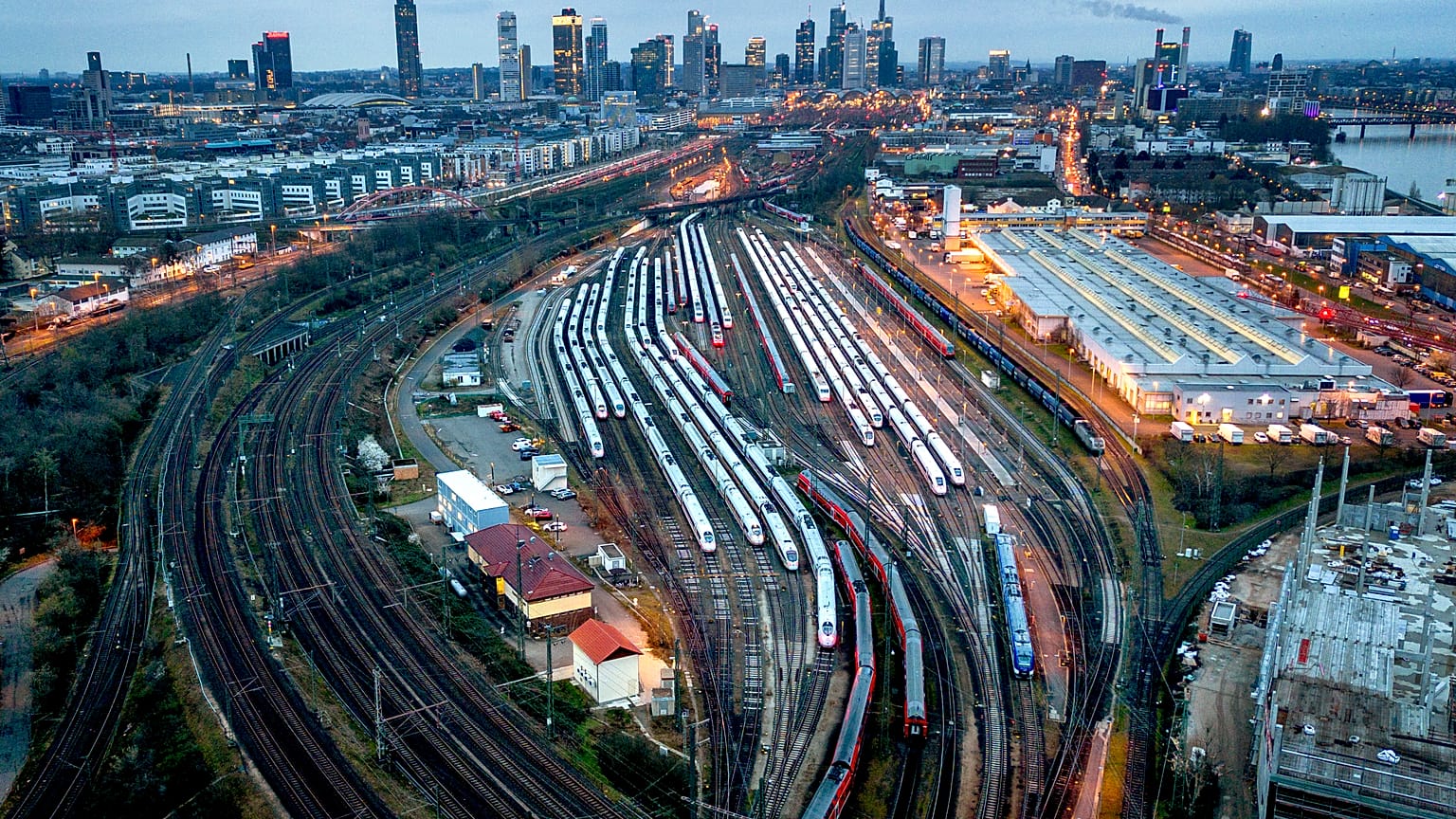 Trenes estacionados junto a la estación central de Fráncfort, en Alemania, este martes 12 de marzo de 2024.