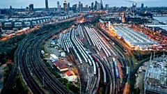 Trenes estacionados junto a la estación central de Fráncfort, en Alemania, este martes 12 de marzo de 2024.