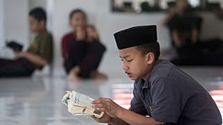 طالب يقرأ القرآن في أول يوم من شهر رمضان المبارك
