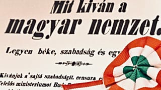 2014. március 2. A Landerer és Heckenast nyomdájában kinyomtatott 12 pontot tartalmazó kiáltvány részlete, mellette nemzetiszín kokárda. Fotómontázs