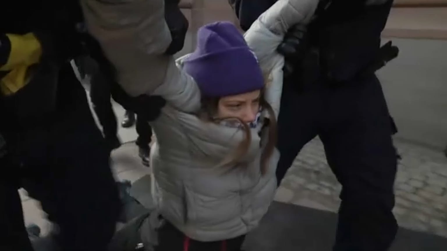 La activista climática Greta Thunberg es arrastrada por el suelo por agentes frente al Parlamento sueco, marzo de 2024.
