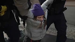 La activista climática Greta Thunberg es arrastrada por el suelo por agentes frente al Parlamento sueco, marzo de 2024.