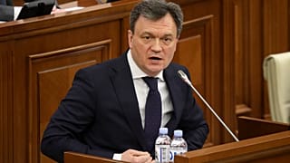 El primer ministro moldavo, Dorin Recean, se dirige a los miembros del Parlamento en Chisinau, Moldavia, el jueves 16 de febrero de 2023.