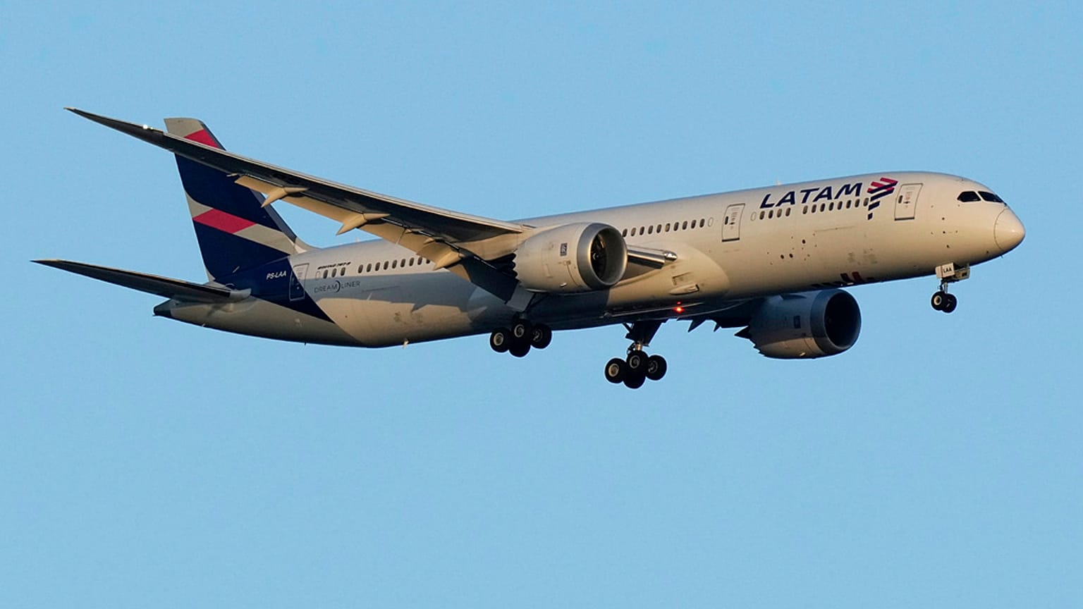 АРХИВ: "Боинг" 787 авиакомпании LATAM Airlines
