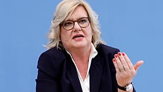 Silahlı Kuvvetlerden Sorumlu Parlamento Komiseri Eva Hoeg