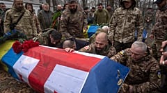 Imagen del entierro de dos soldados de Georgia fallecidos en combates contra las tropas de Rusia en Ucrania.