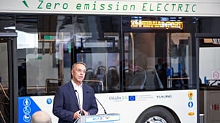 Ο υπουργός Μεταφορών και Συγκοινωνιών Χρήστος Σταϊκούρας παρουσιάζει τα νέα ηλεκτρικά λεωφορεία