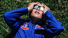 Tyler Hanson, de Fort Rucker, Ala, regarde le soleil quelques instants avant l'éclipse totale, lundi 21 août 2017, à Nashville, Tennessee. 