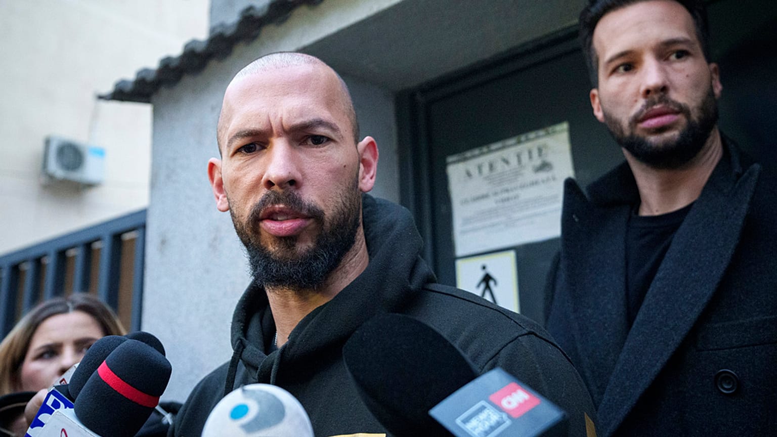 Andrew tate ve kardeşi Tristan serbest borakılmalarının ardından Romanya'daki makmeke salonunda çıkarken