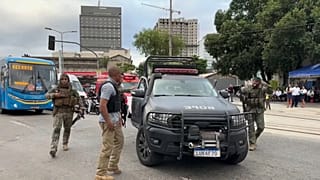 Die brasilianische Polizei hat 17 Geiseln aus der Gewalt eines Bewaffneten befreit, der einen Bus in Rio de Janeiro überfallen hatte.