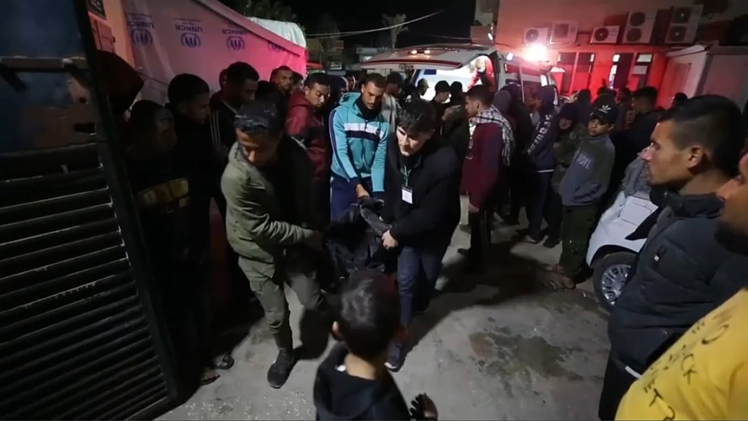 Traslado de un cuerpo en la Franja de Gaza.
