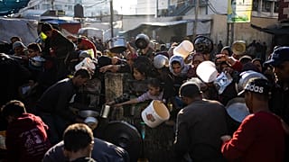 Palestinesi fanno la fila a Rafah, nella Striscia di Gaza, per la distribuzione dei pasti