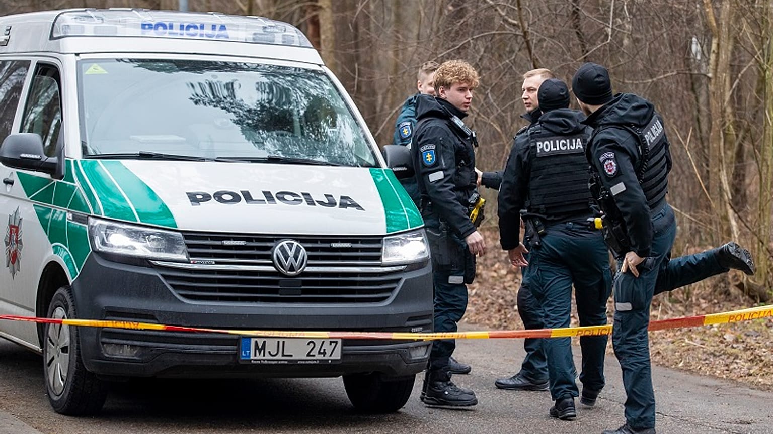 Agentes de policía cerca de la casa de Leonid Volkov en Vilna (Lituania) este miércoles 13 de marzo