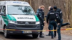 Agentes de policía cerca de la casa de Leonid Volkov en Vilna (Lituania) este miércoles 13 de marzo