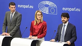 Die Berichterstatter Dragos Tudorache (links) und Brando Benifei (rechts) mit Parlamentspräsidentin Roberta Metsola.