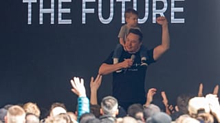 Elon Musk visita fábrica da Tesla na Alemanha