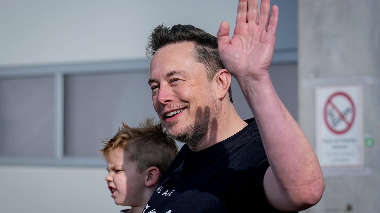 Генеральный директор Tesla посетил с сыном "гигафабрику" под Берлином.