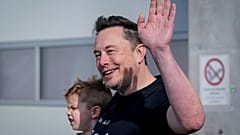 Генеральный директор Tesla посетил с сыном "гигафабрику" под Берлином.