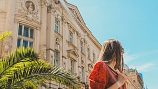 Bucareste, na foto, será em breve mais acessível aos turistas