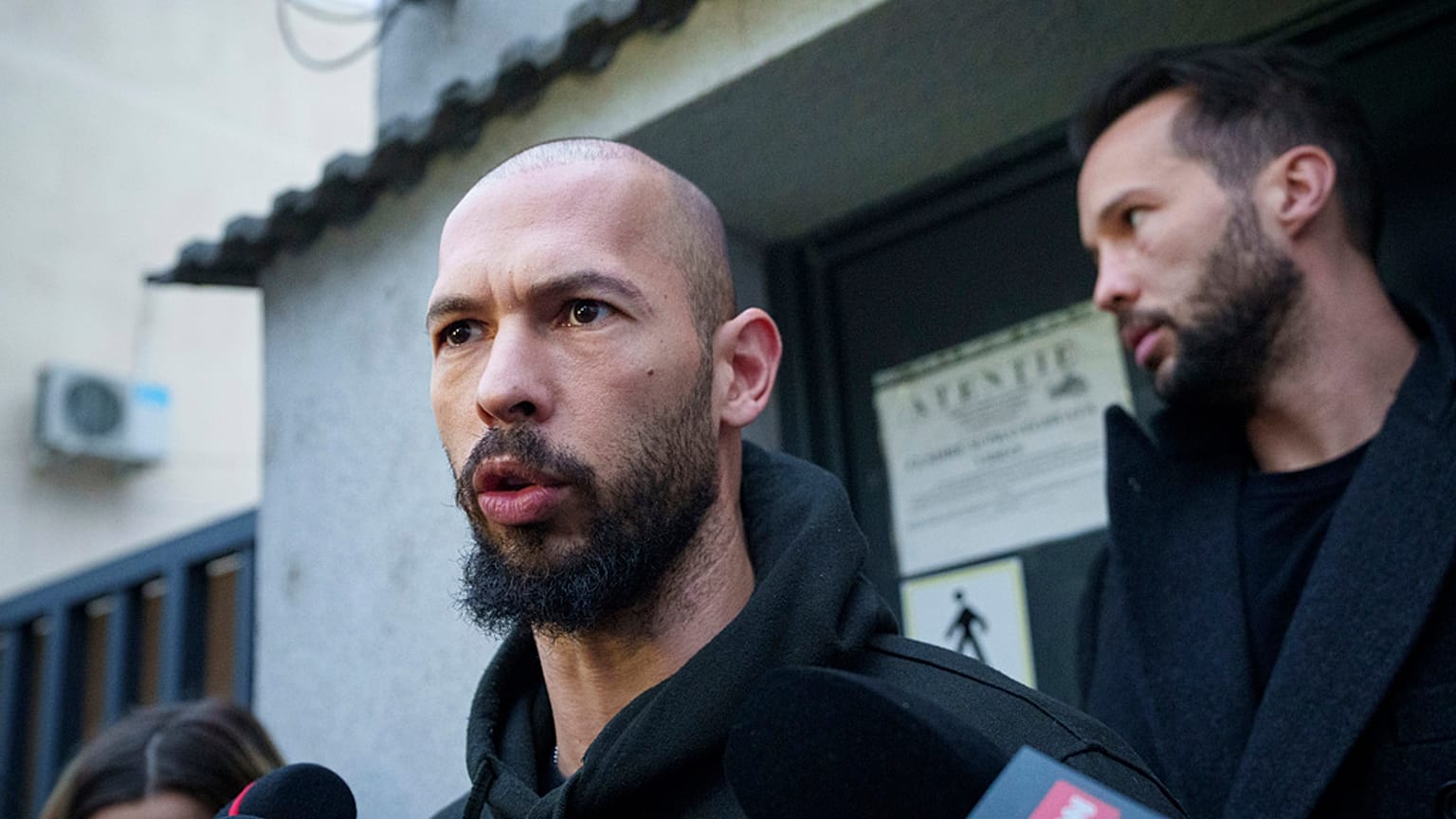 Andrew Tate beszél a médiának, miután kilépett egy rendőrségi fogdából Bukarestben, Romániában, 2024. március 12-én, kedden. 