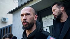 Andrew Tate fala aos meios de comunicação social à saída de um centro de detenção da polícia em Bucareste, Roménia, terça-feira, 12 de março de 2024. 