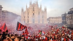 I tifosi del Milan festeggiano in piazza Duomo la vittoria dello Scudetto (22 maggio 2022)