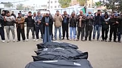 فلسطينيون يقيمون صلاة الجنازة أمام جثامين 16 شخصا قتلوا في القصف الإسرائيلي