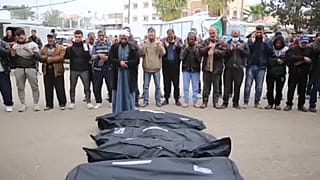 فلسطينيون يقيمون صلاة الجنازة أمام جثامين 16 شخصا قتلوا في القصف الإسرائيلي