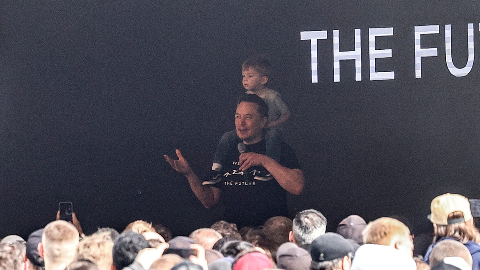 Ο Ίλον Μασκ στο εργοστάσιο της Tesla στη Γερμανία