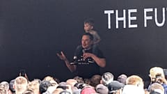 Ο Ίλον Μασκ στο εργοστάσιο της Tesla στη Γερμανία