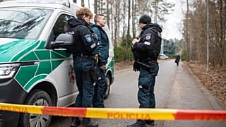 Полицейский патруль возле дома Леонида Волкова в Вильнюсе.