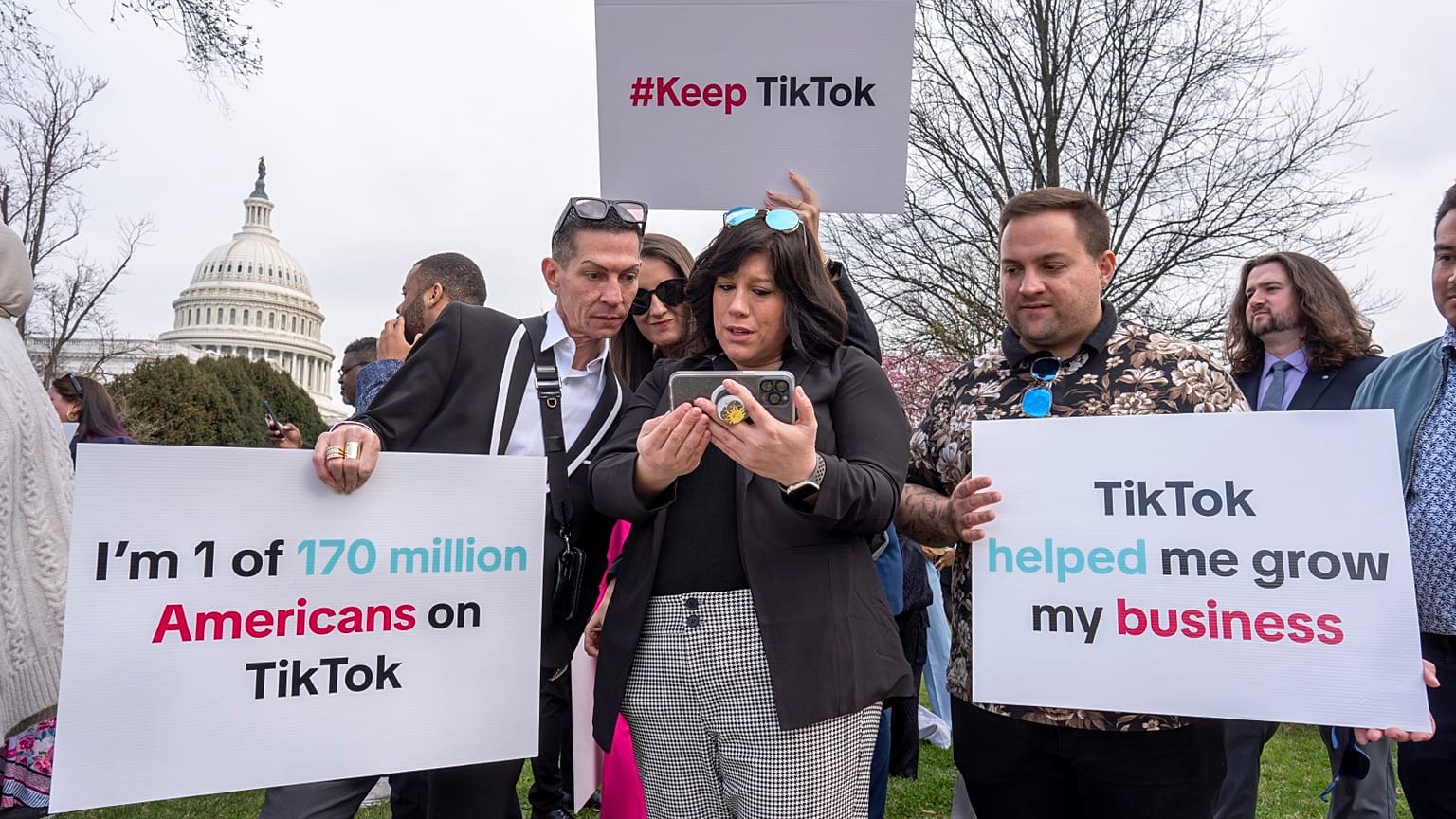 Tiktokers protestando por la posible prohibición