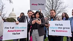 Tiktokers protestando por la posible prohibición