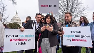 Tiktokers protestando por la posible prohibición